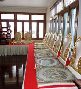 เช่าโต๊ะหมู่ อาสนะ พร้อม เวที ยกพื้น ปูพรม ติดเกิร์ท พร้อมบันได และอุปกรณ์ครบ เช่าโต๊ะหมู่ อาสนะ